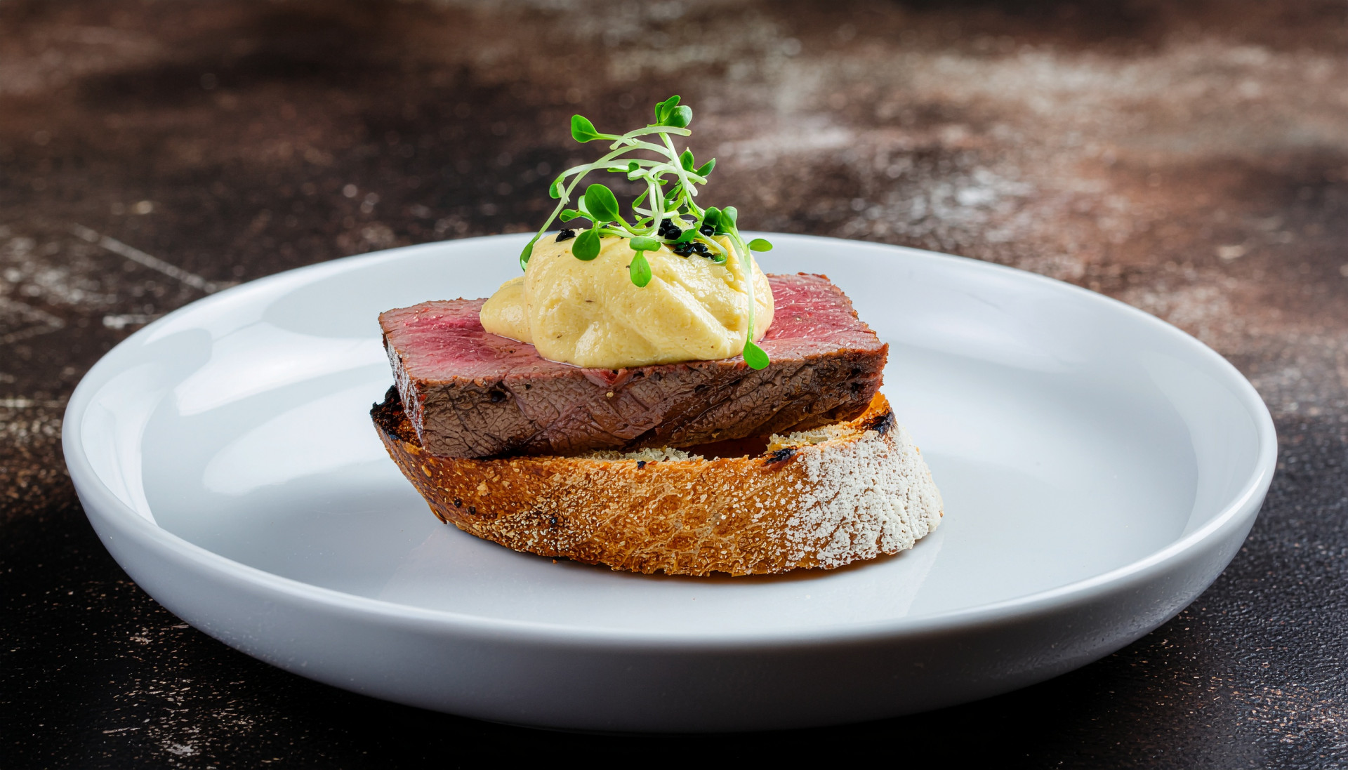 Grilled Beef Tenderloin Crostini with Béarnaise Sauce