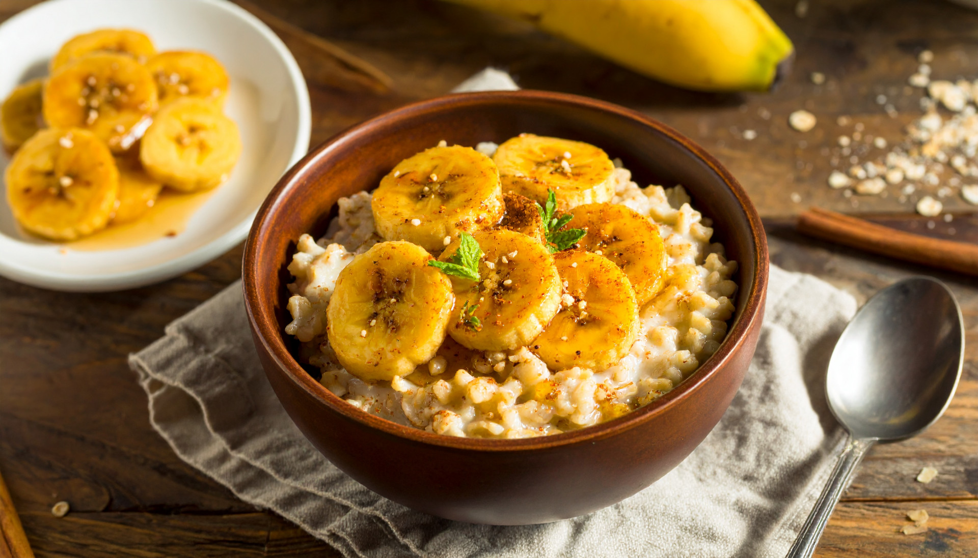 Cinnamon Oatmeal with Caramelized Bananas