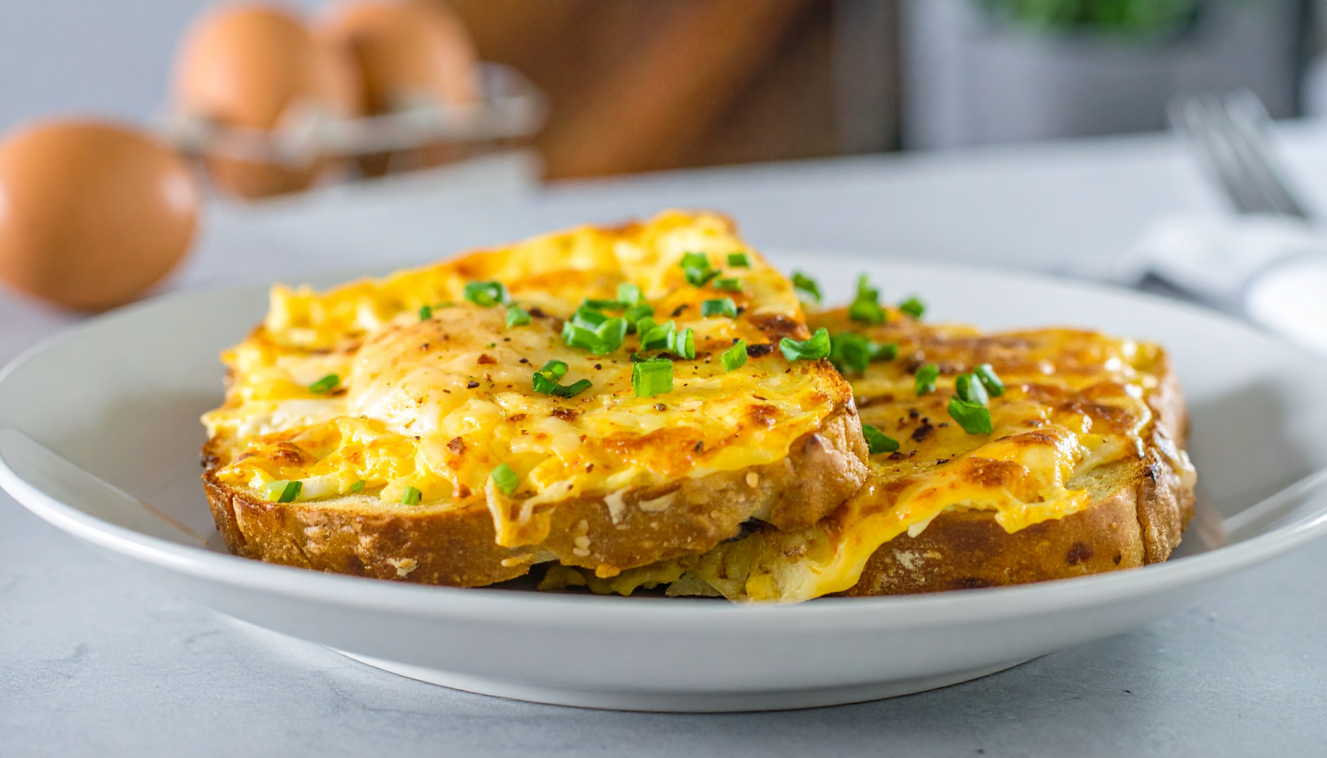 Cheesy Potato & Egg Breakfast Toasts